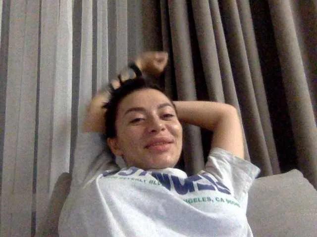 Masturbate to slutty escort Lunadesire Lunadesire from BongaCams